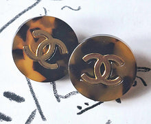 Load image into Gallery viewer, 25 mm buttons, stamped gold,metal,,resin ,opalescent
