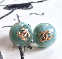 Load image into Gallery viewer, 12 mm  buttons ,opalescent,,resin,
