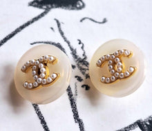 Load image into Gallery viewer, 15 mm  stamped,buttons,resin,faux perlen.
