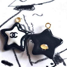 Load image into Gallery viewer, 22 mm   pendant buttons ,stamped,,resin,
