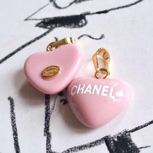 Load image into Gallery viewer, 17 mm stamped  pendant buttons,resin pink
