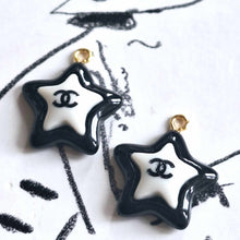 Load image into Gallery viewer, 22 mm   pendant buttons ,stamped,,resin,
