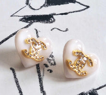 Load image into Gallery viewer, 18 mm  buttons,stamped,,resin,zirkonia ,milk
