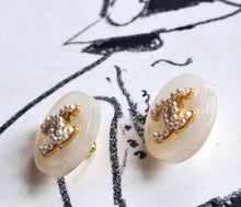 Load image into Gallery viewer, 15 mm  stamped,buttons,resin,faux perlen.
