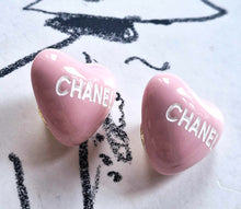 Load image into Gallery viewer, 17 mm stamped buttons,resin pink
