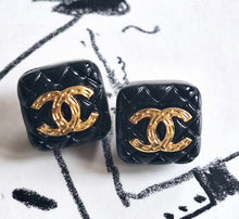 Load image into Gallery viewer, 16 mm   buttons,stamped,,resin, quilted
