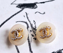 Load image into Gallery viewer, 15 mm  stamped,buttons,resin,faux perlen.
