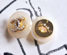 Load image into Gallery viewer, 15 mm  stamped,buttons,resin,faux perlen.
