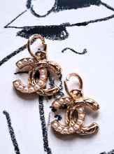 Load image into Gallery viewer, 13,5 mm stamped,buttons,pendant,faux perlen,gold metal
