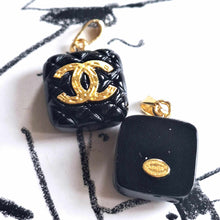 Load image into Gallery viewer, 16 mm   buttons  ,pendant,stamped,,resin, quilted
