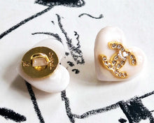 Load image into Gallery viewer, 18 mm  buttons,stamped,,resin,zirkonia ,milk
