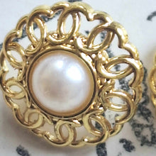 Load image into Gallery viewer, 20 mm stamped buttons ,metal,faux perlen
