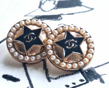 Load image into Gallery viewer, 22 mm stamped buttons faux perlen,metal,emaille
