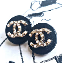 Load image into Gallery viewer, 22 mm stamped buttons,metal,emaille,faux perlen
