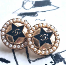 Load image into Gallery viewer, 22 mm stamped buttons faux perlen,metal,emaille
