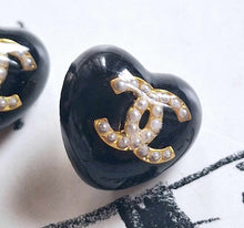 Load image into Gallery viewer, 18 mm buttons, stamped, gold,metal,resin,faux perlen
