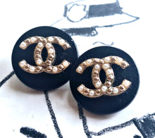 Load image into Gallery viewer, 22 mm stamped buttons,metal,emaille,faux perlen
