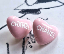 Load image into Gallery viewer, 17 mm stamped buttons,resin pink
