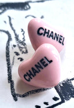 Load image into Gallery viewer, 17 mm stamped buttons,resin pink
