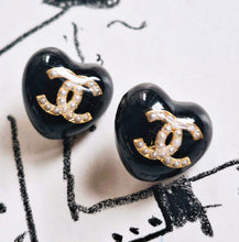 Load image into Gallery viewer, 18 mm buttons, stamped, gold,metal,resin,faux perlen
