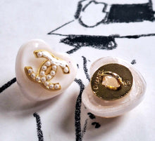 Load image into Gallery viewer, 16 mm   stamped buttons,ecru,resin, pearl,faux perlen
