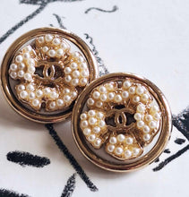 Load image into Gallery viewer, 20 mm stamped  buttons pendant,,faux perlen,gold metal
