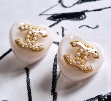 Load image into Gallery viewer, 16 mm   stamped buttons,ecru,resin, pearl,faux perlen
