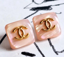 Load image into Gallery viewer, 16 mm,buttons,resin,opalescent ,pearl
