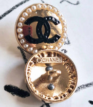 Load image into Gallery viewer, 18 mm stamped buttons,gold metal ,faux perlen

