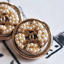 Load image into Gallery viewer, 20 mm stamped  buttons pendant,,faux perlen,gold metal
