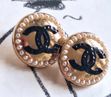 Load image into Gallery viewer, 18 mm stamped buttons,gold metal ,faux perlen
