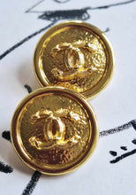 Load image into Gallery viewer, 22 mm stamped ,buttons,pendant,gold metal
