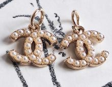 Load image into Gallery viewer, 13,5 mm stamped,buttons,pendant,faux perlen,gold metal
