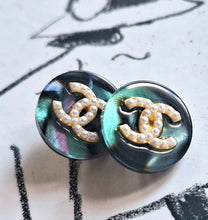 Load image into Gallery viewer, 15 mm  stamped,buttons,resin,faux perlen.
