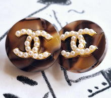 Load image into Gallery viewer, 22 mm stamped buttons,resin ,opalescent,faux perlen
