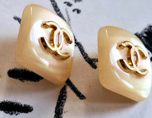 Load image into Gallery viewer, 16 mm,buttons,resin,opalescent ,pearl
