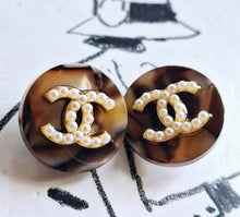 Load image into Gallery viewer, 15 mm  stamped,buttons,resin,faux perlen.
