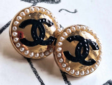 Load image into Gallery viewer, 18 mm stamped buttons,gold metal ,faux perlen
