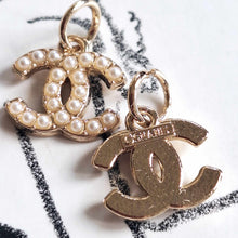 Load image into Gallery viewer, 13,5 mm stamped,buttons,pendant,faux perlen,gold metal
