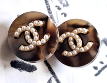 Load image into Gallery viewer, 15 mm  stamped,buttons,resin,faux perlen.
