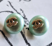 Load image into Gallery viewer, 12 mm  buttons ,resin, pearl
