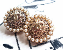 Load image into Gallery viewer, 22 mm stamped buttons  faux perlen,
