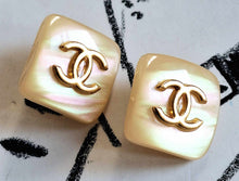 Load image into Gallery viewer, 16 mm,buttons,resin,opalescent ,pearl
