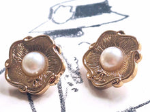 Load image into Gallery viewer, 20 mm stamped , faux perlen,gold metal buttons,
