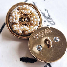 Load image into Gallery viewer, 20 mm stamped  buttons pendant,,faux perlen,gold metal
