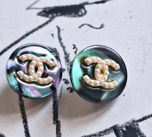 Load image into Gallery viewer, 15 mm  stamped,buttons,resin,faux perlen.
