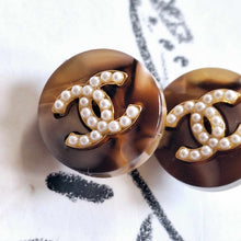 Load image into Gallery viewer, 15 mm  stamped,buttons,resin,faux perlen.
