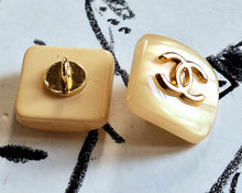 Load image into Gallery viewer, 16 mm,buttons,resin,opalescent ,pearl
