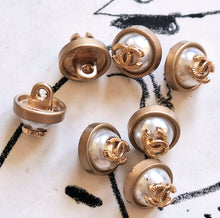 Load image into Gallery viewer, 11 mm buttons,matt,faux perlen,gold metal

