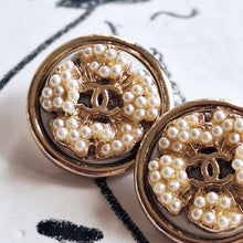 Load image into Gallery viewer, 20 mm stamped  buttons pendant,,faux perlen,gold metal
